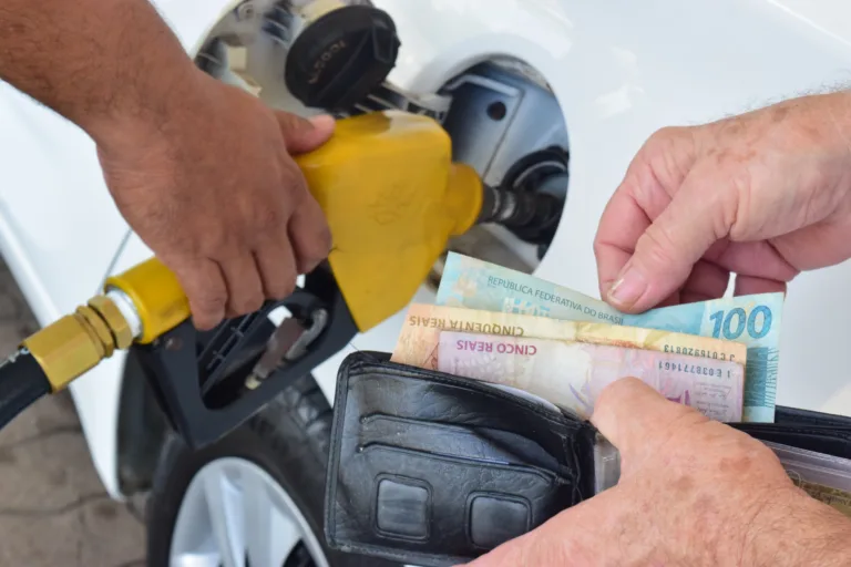 Preço da gasolina sofre reajuste pela terceira semana seguida, afirma Sindipostos (Foto: Nilzete Franco/FolhaBV)