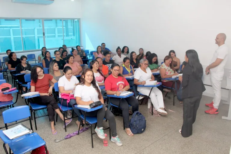 Alunos do curso de enfermagem. (Foto: Wenderson Cabral/FolhaBV)