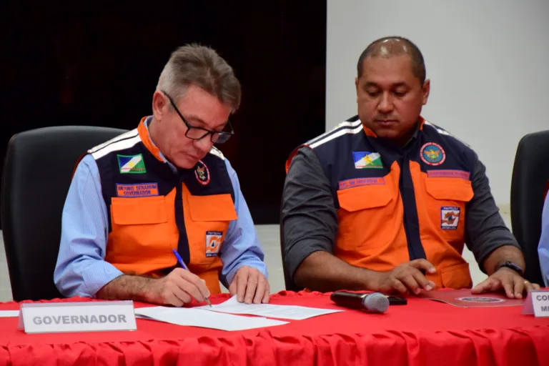 O governador assinou o decreto durante uma coletiva de imprensa na sede do Corpo de Bombeiros Militar de Roraima (CMBRR), nesta terça-feira, 29 (Foto: Nilzete Franco/FolhaBV)