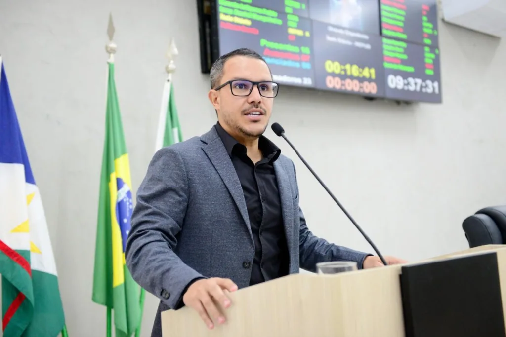 Ítalo Otávio em discurso na tribuna (Foto: Divulgação)