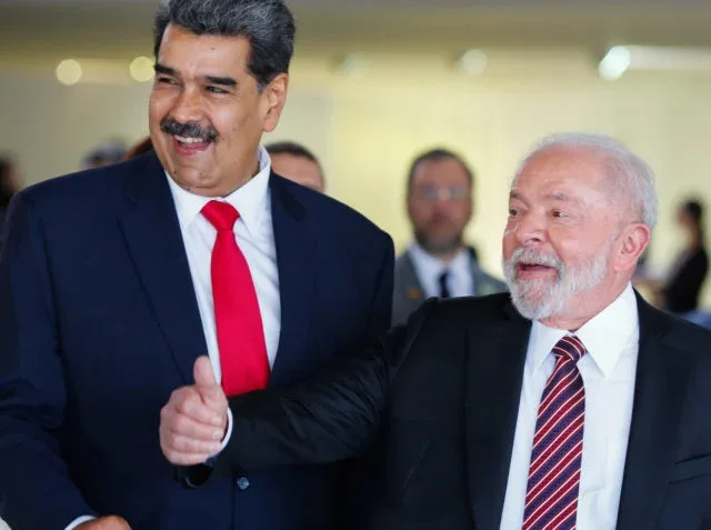 Presidente da Venezuela, Nicolás Maduro com o presidente Luiz Inacio Lula da Silva no Palácio Itamaraty...

Leia mais no texto original: (https://www.poder360.com.br/poder-governo/lula-diz-que-maduro-e-problema-da-venezuela-nao-do-brasil/)
© 2024 Todos os direitos são reservados ao Poder360, conforme a Lei nº 9.610/98. A publicação, redistribuição, transmissão e reescrita sem autorização prévia são proibidas.