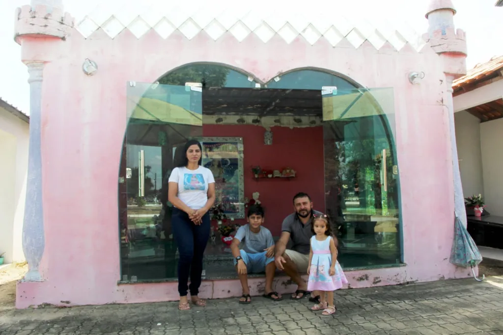 Mãe, pais e irmãos de Jessyca Christini durante visita no Dia dos Finados (Foto: Wenderson Cabral/FolhaBV) 