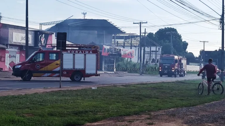 Incêndio em loja de estofados começou durante a madrugada desta quinta-feira (Foto: Marília Mesquita/FolhaBV)