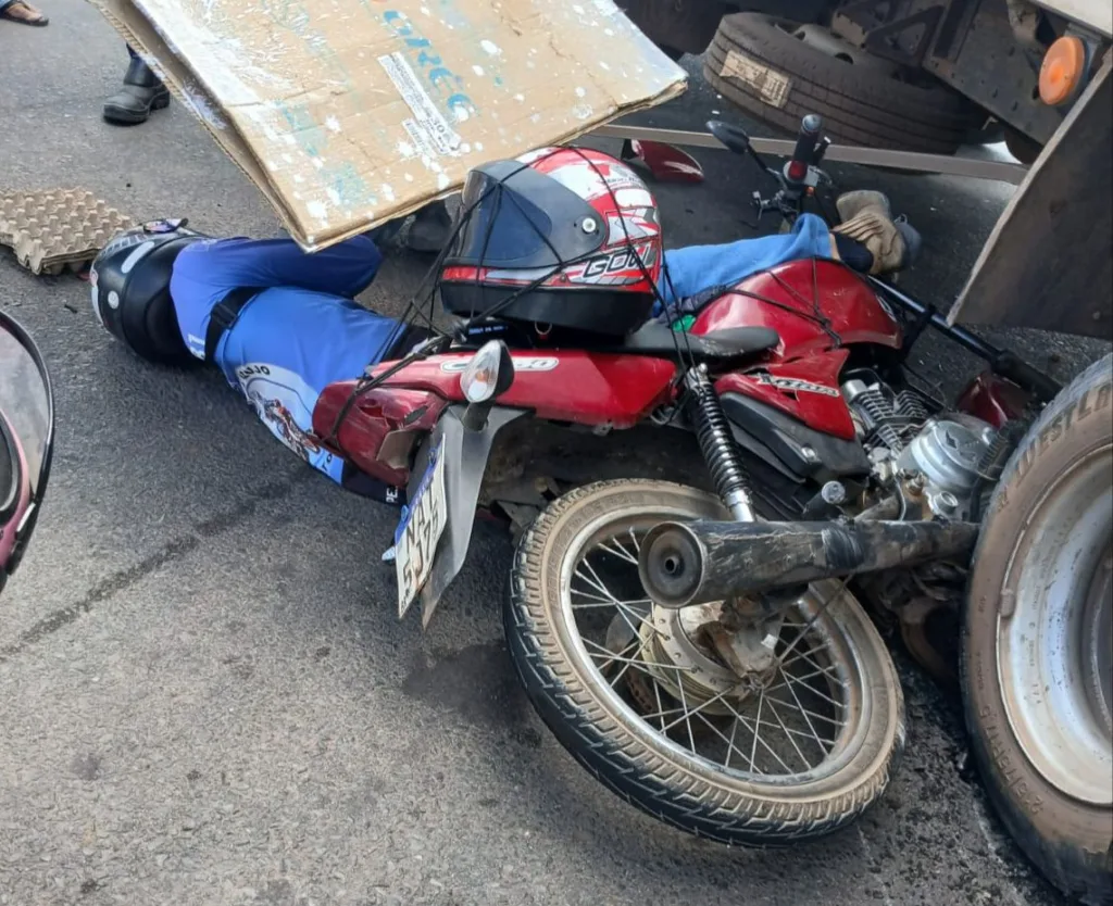 O mototaxista ficou com a perna presa embaixo da motocicleta (Foto: Arquivo pessoal)