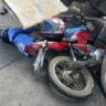 O mototaxista ficou com a perna presa embaixo da motocicleta (Foto: Arquivo pessoal)