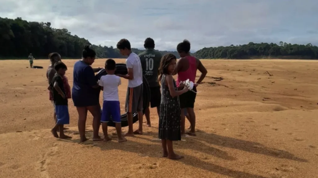 Moradores, incluindo crianças, auxiliam na busca por água na comunidade Panacarica, no Sul de Roraima (Foto: Divulgação)