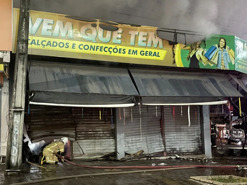 Loja foi tomada pelo fogo na noite desta quarta (Foto: Adriele Lima/FolhaBV)