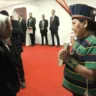 Conexão entre a audácia de assaltantes e a audiência com lideranças Yanomami