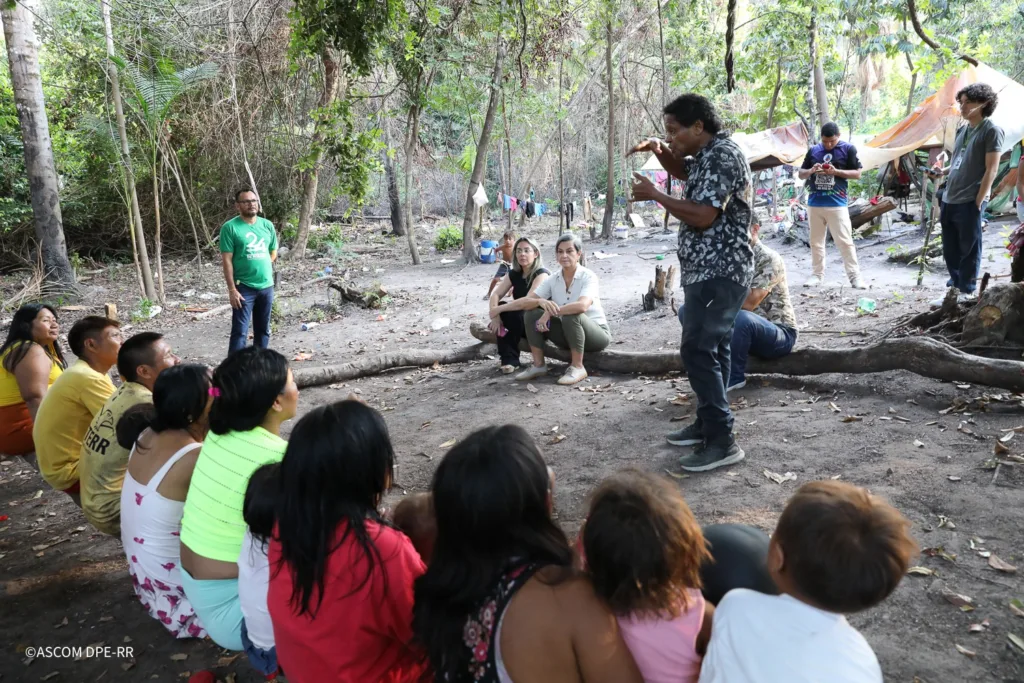 Grupo de indígenas já foi notificado para sair do local, que fica próximo de um igarapé (Foto: Ascom/DPE) 