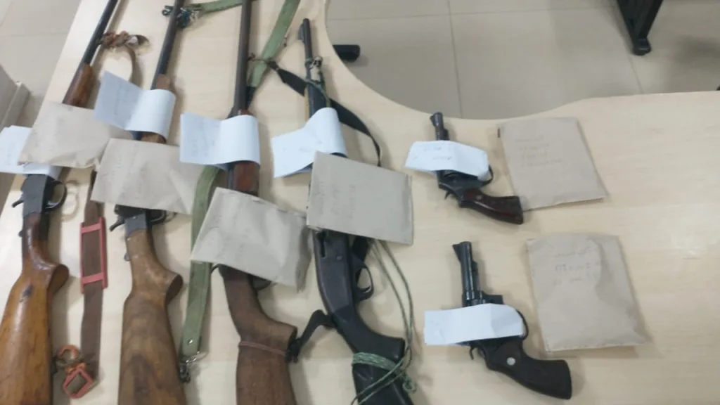 Armas apreendidas com os suspeitos (Foto: Divulgação) 