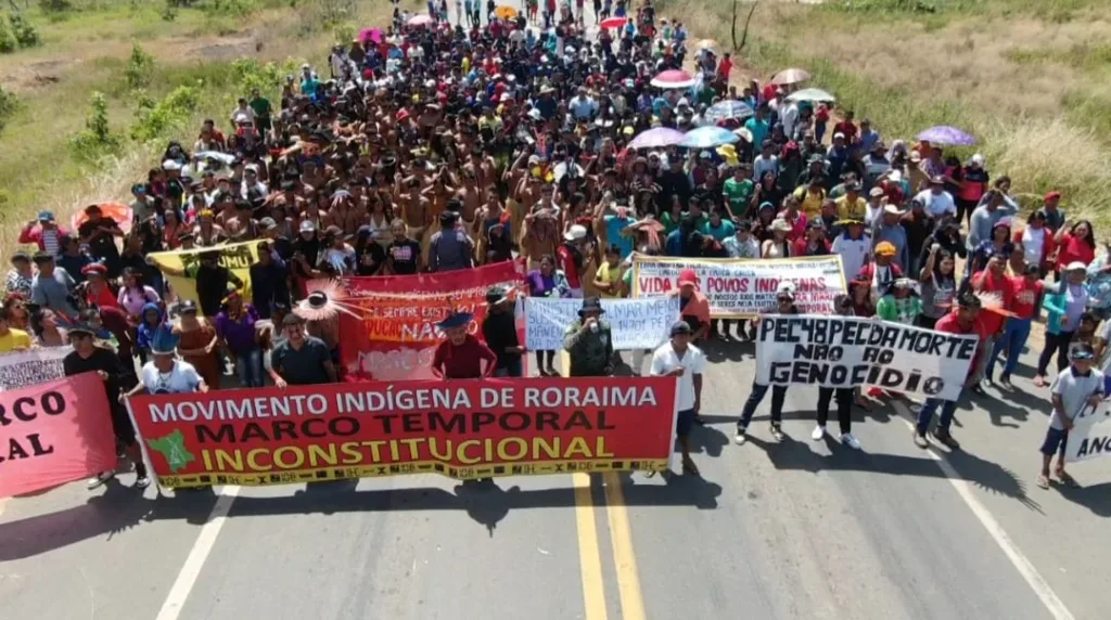 Indígenas voltaram a ocupar a BR-174 por volta das 10h da manhã desta sexta-feira, 1 (Foto: Conselho Indígena de Roraima)