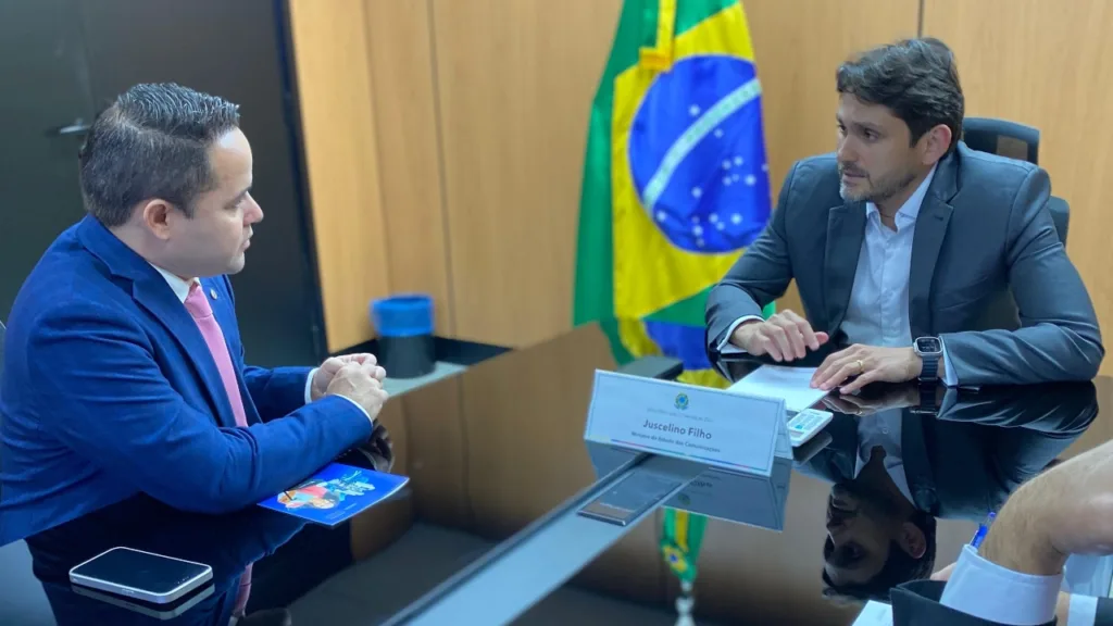 O deputado Gabriel Mota com o ministro das Comunicações, Juscelino Filho, nesta terça-feira (Foto: Ascom Gabriel Mota)