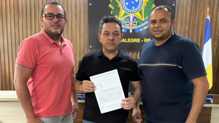 Otaci Barroso entregou o documento na manhã desta terça-feira, 19, ao presidente da Câmara Municipal de Alto Alegre (Foto: Arquivo Pessoal)