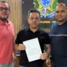 Otaci Barroso entregou o documento na manhã desta terça-feira, 19, ao presidente da Câmara Municipal de Alto Alegre (Foto: Arquivo Pessoal)