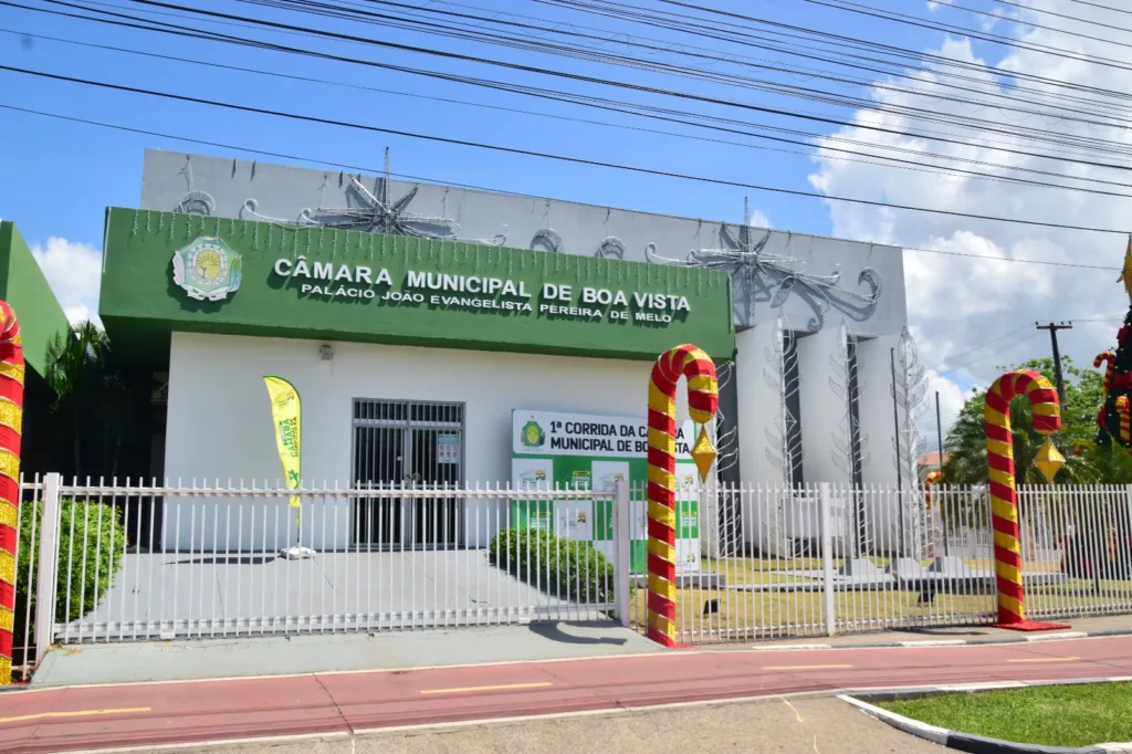 Sede da Câmara Municipal de Boa Vista com enfeites natalinos (Foto: Nilzete Franco/FolhaBV)