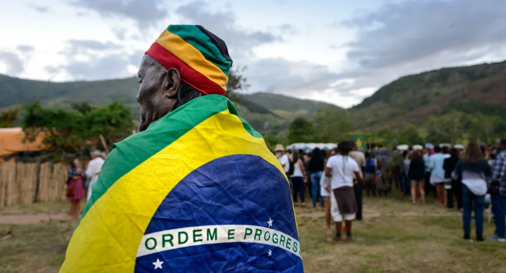 Há 20 anos, a Lei 10.639/2003 exige o ensino de história e cultura afro-brasileiras nas escolas de ensino fundamental e médio. (Foto: Igor Alecsander/Getty Images Signature)