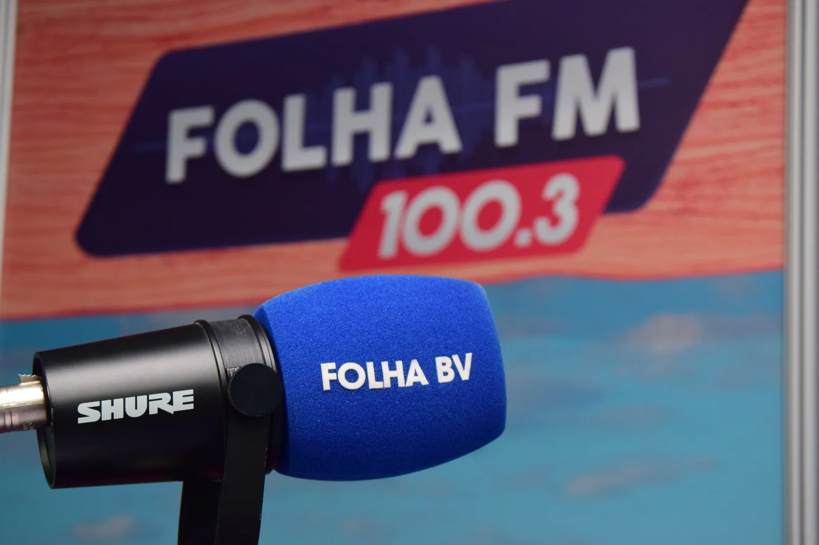 O programa pode ser acompanhado pelos aplicativos Rádio Folha BV, Deezer Rádios e Rádios Net, disponíveis para smartphones e tablets, pelo site radiofolha.fm, pelo Facebook e pelo YouTube (Foto: Nilzete Franco/FolhaBV)