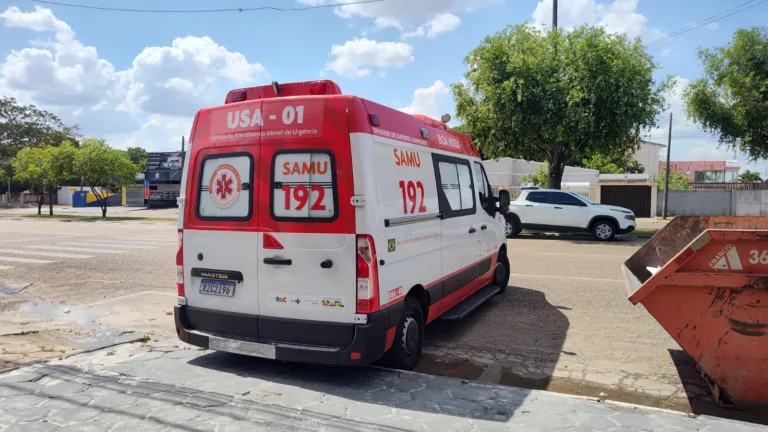 Samu levou vítima ao HGR (Foto: Marília Mesquita/FolhaBV)