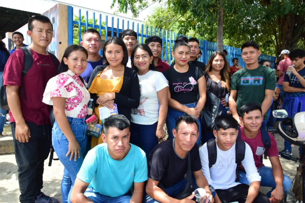 Ao todo, 18 estudantes vieram juntos do Uiramutã para fazer a prova (Foto: Nilzete Franco/FolhaBV)