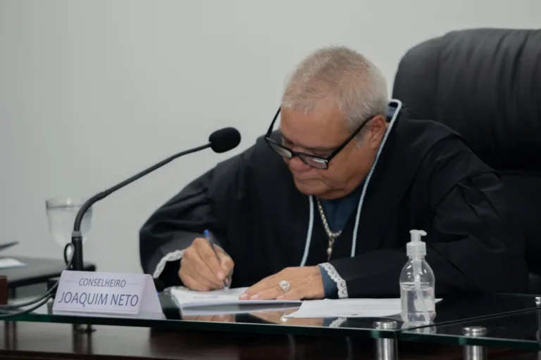 O conselheiro do TCE-RR, Joaquim Pinto Souto Maior Neto, durante a sessão de julgamento do tribunal pleno desta quarta-feira (Foto: TCE-RR)