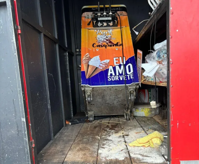 Trailer quebrado após a colisão (Foto: Arquivo pessoal) 