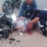 Motociclista fica gravemente ferido após perder controle e bater em poste