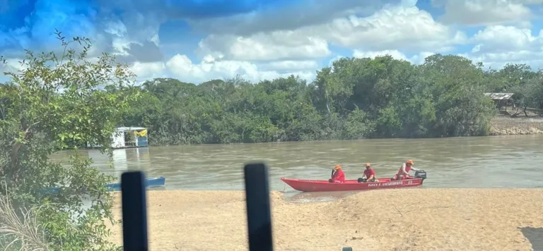 Corpo de Bombeiros durante buscas na praia (Foto: Divulgação) 