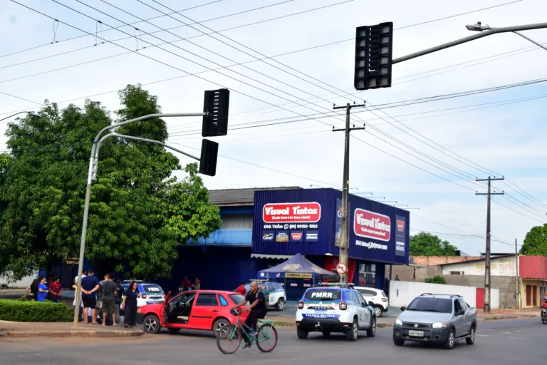 Motociclista atinge carro em cruzamento com semáforo desligado por falta de luz