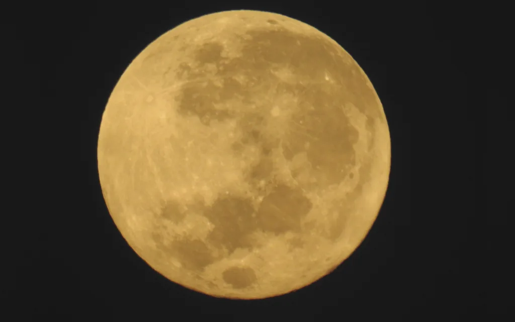 O Sol e a Lua irão se alinhar em lados opostos da Terra, iluminando completamente a face visível da Lua, o que permite um brilho a mais que o habitual. (Foto: Nilzete Franco/FolhaBV)