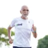 Aos 73 anos, Seu Pedro corre para longe do alcoolismo e em direção a uma vida melhor