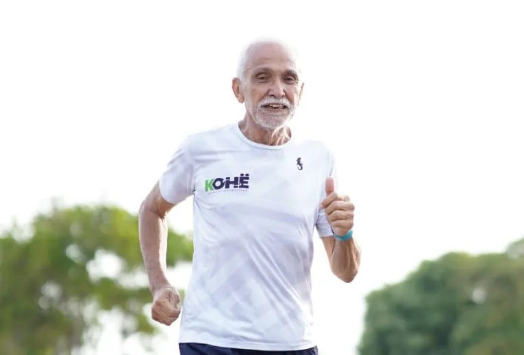 Aos 73 anos, Seu Pedro corre para longe do alcoolismo e em direção a uma vida melhor