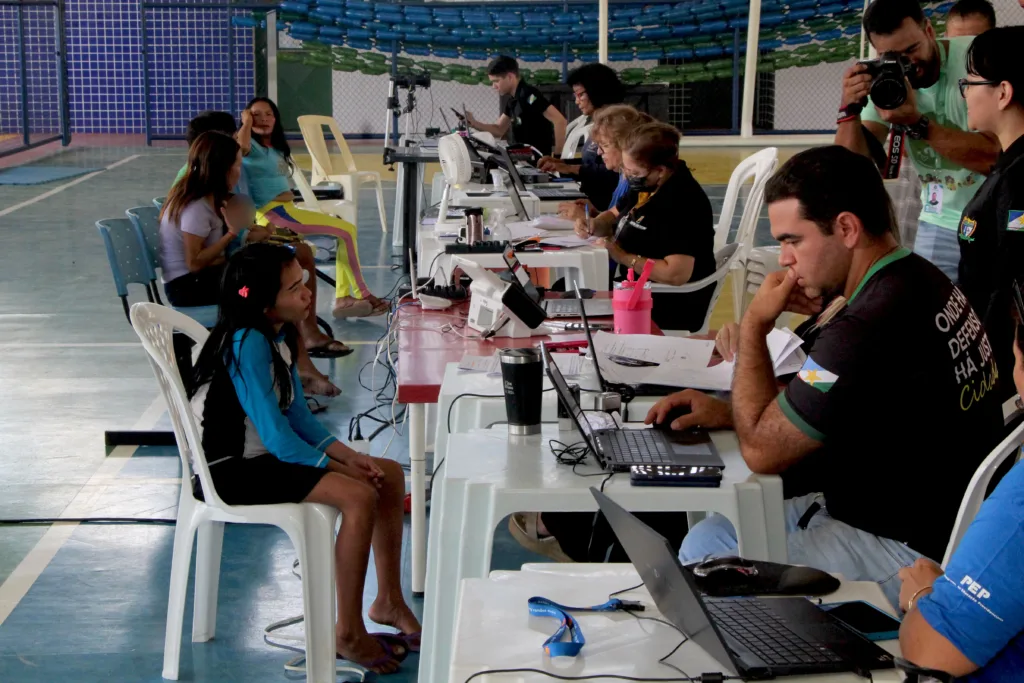 Os atendimentos acontecem no ginásio da Escola Municipal Antonia Fernandes Cutrin (Foto: Wenderson Cabral/FolhaBV)