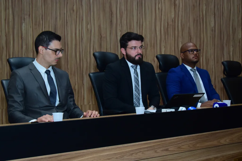 Da esq. à dir.: o perito criminal Uilian Stefanello, e delegados Caio Luchini e Vinícius Lima (Foto: Nilzete Franco/FolhaBV)