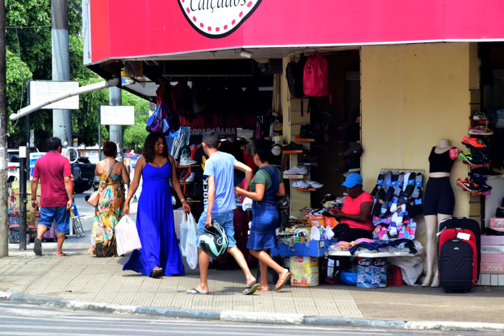 Ofertas que antecedem a Black Friday aumentaram a movimentação nos centros comerciais da capital — Foto: Nilzete Franco/FolhaBV