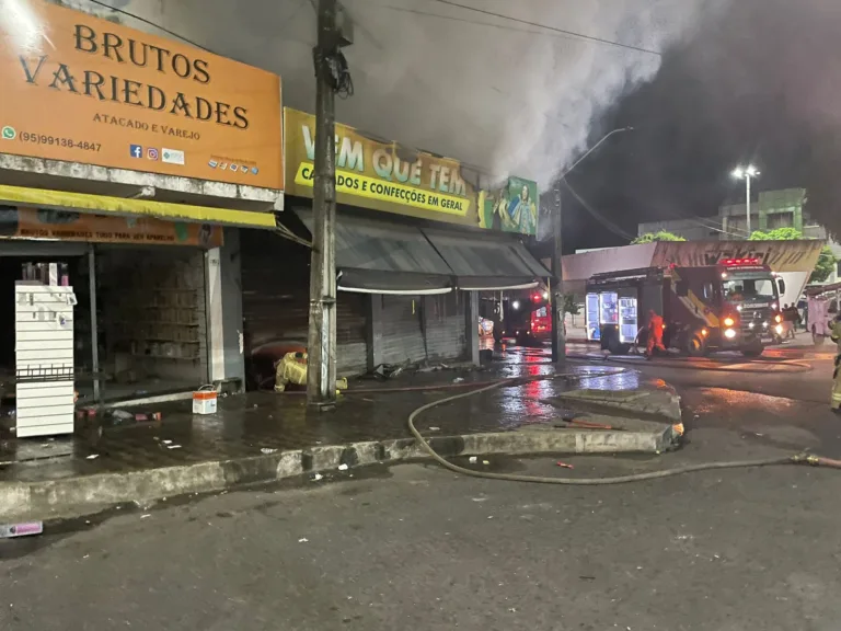 O incêndio começou no início da noite dessa quarta-feira 13 (Foto: Adriele Lima/FolhaBV) da noite dessa 