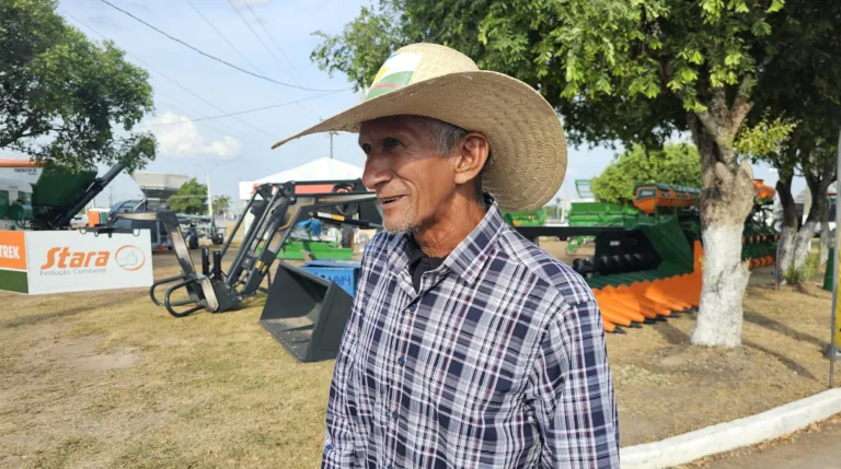 Agricultor Saturnino Gonçalves (Foto: Nilzete Franco/FolhaBV)