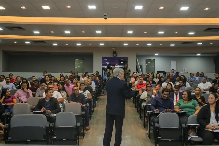 Evento ocorre presencialmente no Plenarinho Valério Caldas de Magalhães, na sede da ALE-RR, das 18h às 22h, com transmissão ao vivo pela TV Assembleia (canal 57.3) e YouTube (@assembleiarr)