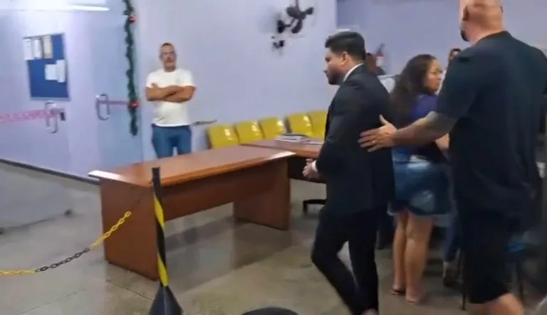 Momento em que o jornalista Alex Braga chega à Delegacia da Mulher, em Manaus (Foto: Reprodução)