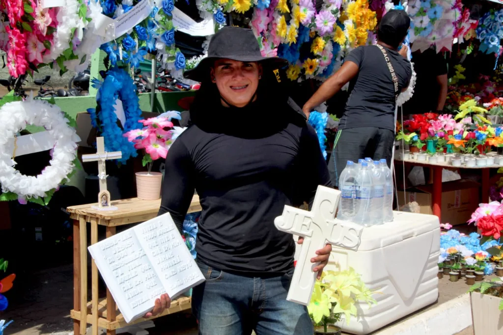 Danilo com os produtos fabricados pela esposa (Foto: Wenderson Cabral/FolhaBV) 