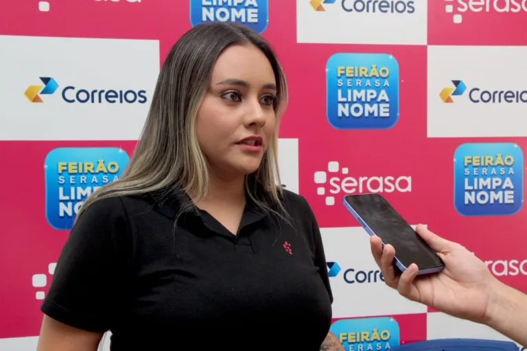 Especialista da Serasa, Laísse Francisco, orienta sobre a importância de aderir ao Feirão Limpa Nome — Foto: Wenderson Cabral