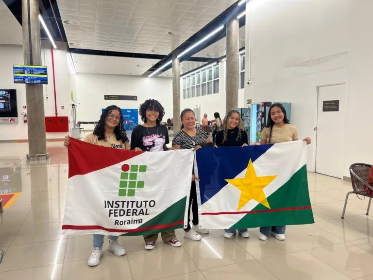 As estudantes Ana Clara Gomes Almeida, Julyana de Jesus Altino, Maria Eduarda Martins de Almeida e Sophie Demétrio Magalhães da Silva e a professora Ângela Maria Nogueira — Foto: Divulgação