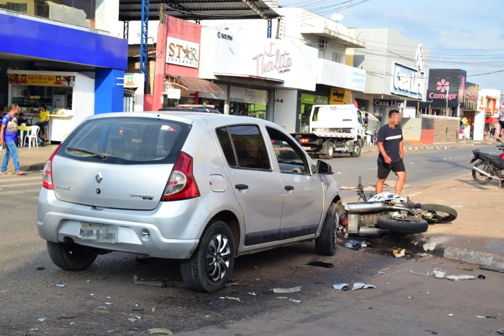 Motociclista tem fratura na perna e perde dedos do pé após colisão entre carro e moto