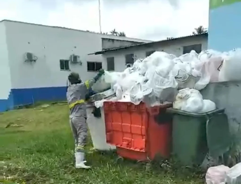 Momento em que servidor de empresa recolhe o lixo (Foto: Reprodução) 