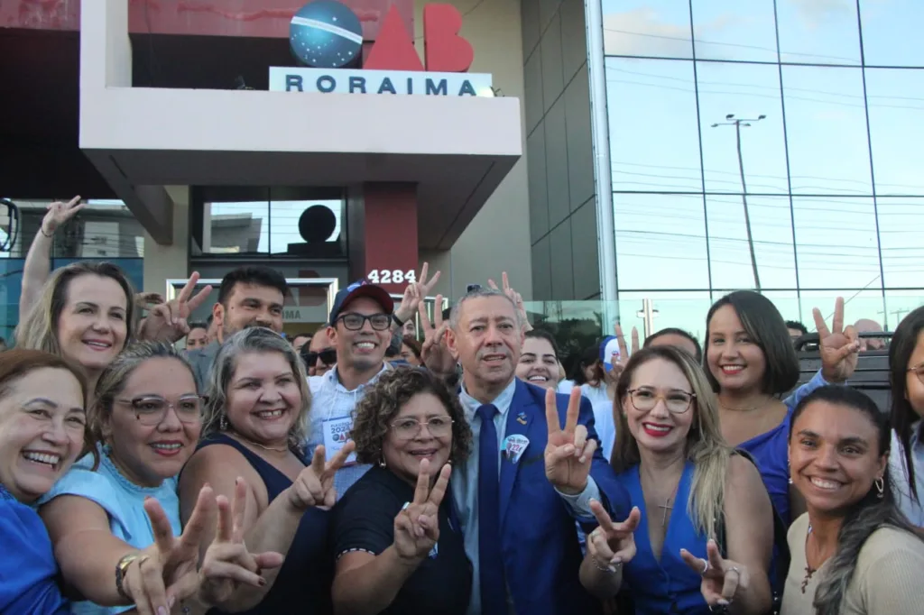 Comemoração da chapa eleita foi realizada antes do anúncio da comissão eleitoral, apenas com os resultados das mesas. Foto: Wenderson Cabral/FolhaBV