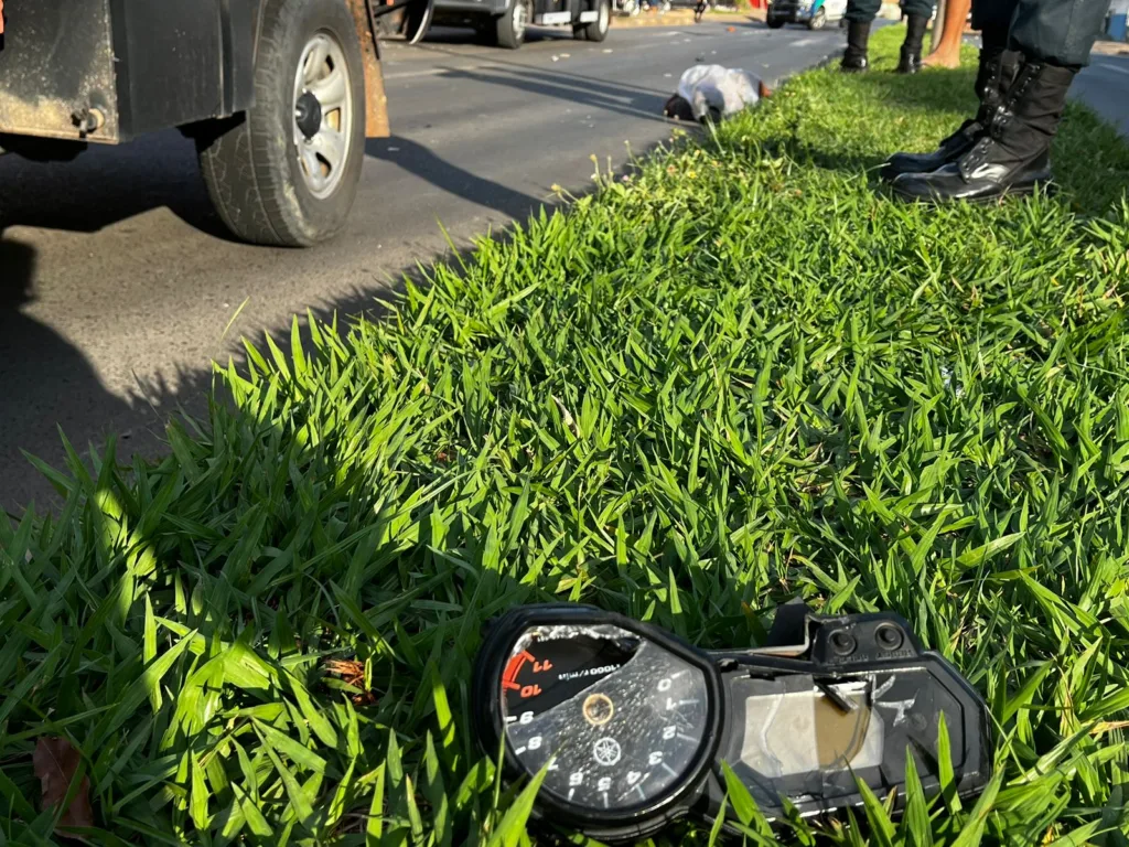 A moto ficou com a frente destruída e o corpo parou há vários metros de distância da faixa de pedrestres (Foto: Marília Mesquita/FolhaBV) 