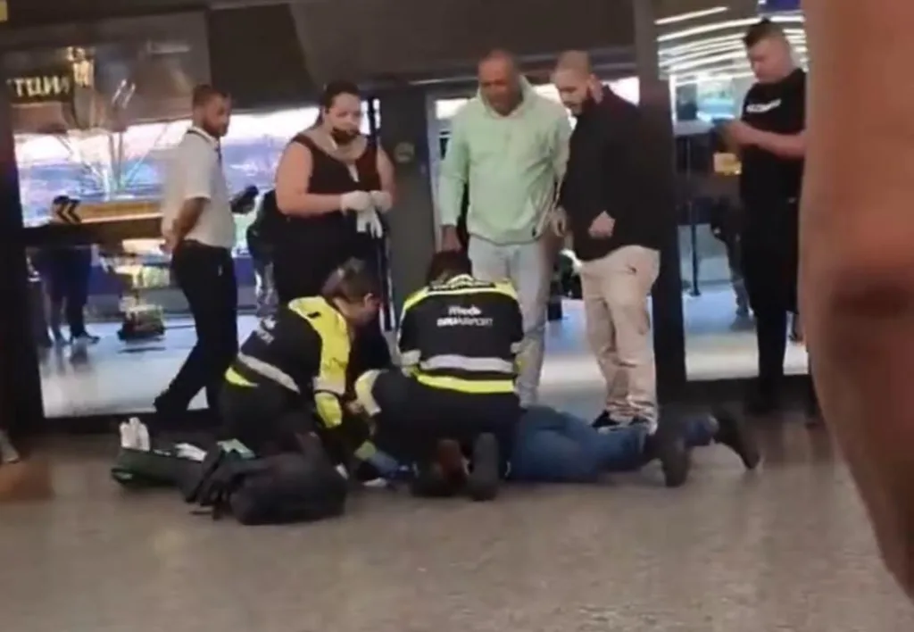 Momento em que o empresário recebe os primeiros socorros (Foto: reprodução rede social) 