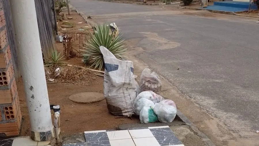 Segundo as informações, há semanas, a coleta foi interrompida em várias ruas. (Foto: arquivo pessoal)