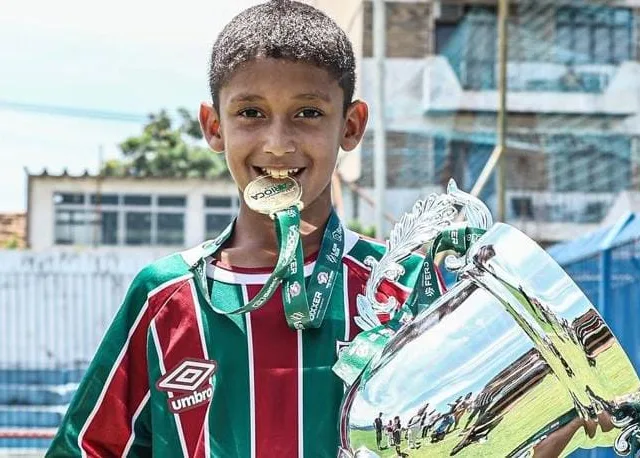 Davi Morais com a Taça do Campeonato Carioca sub-9. (Foto: Reprodução/Instagram)