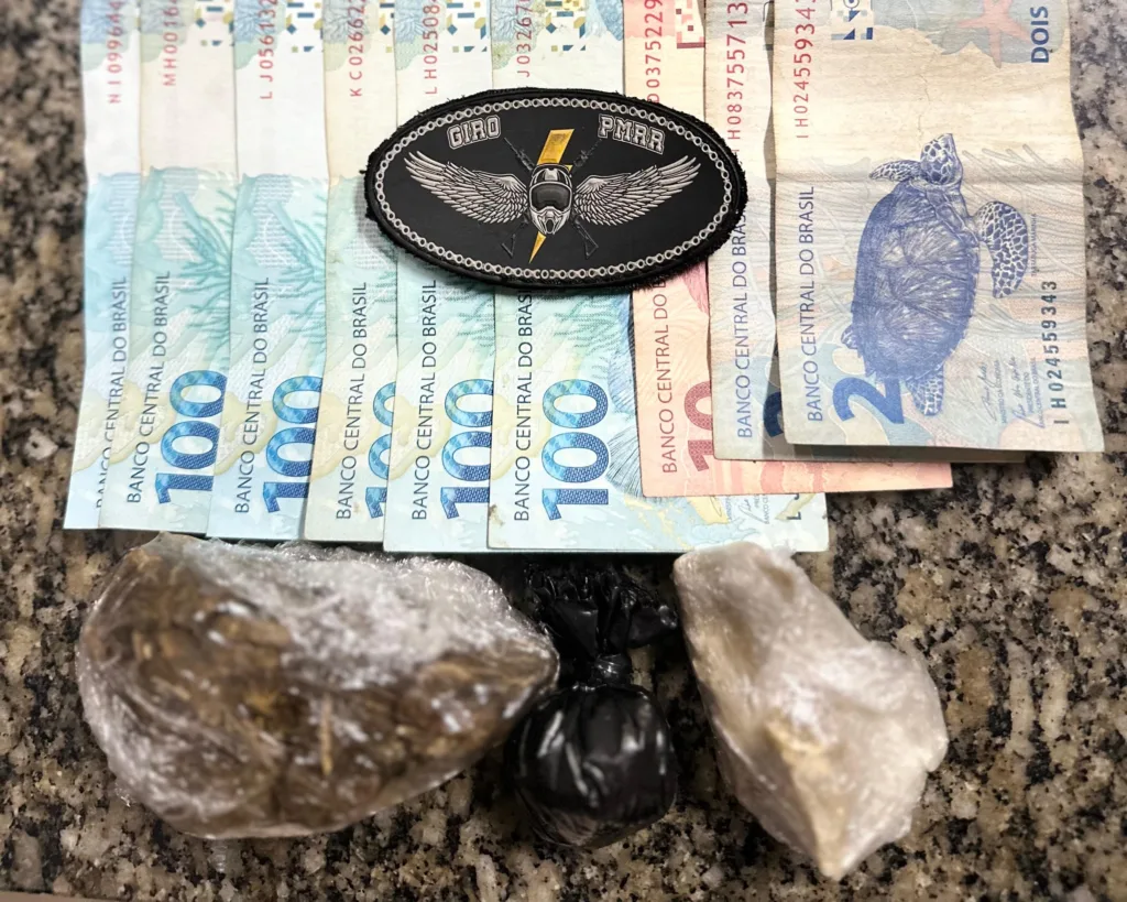 Durante a revista, os policiais encontraram três invólucros com cocaína, crack e skunk, além do dinheiro, documentos e um celular. Foto: divulgação