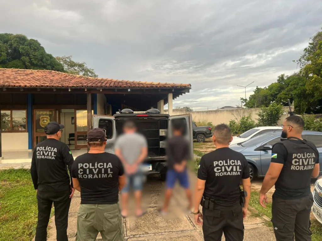 Os dois homens foram conduzidos à sede da DPCA, onde tiveram seus mandados de prisão formalizados; (Foto: Divulgação/PCRR)